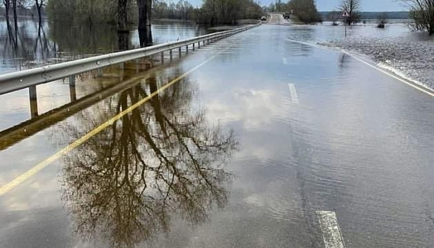 Підтоплення дороги на Т-10-05 у Київській області: водіям радять обирати об’їзд