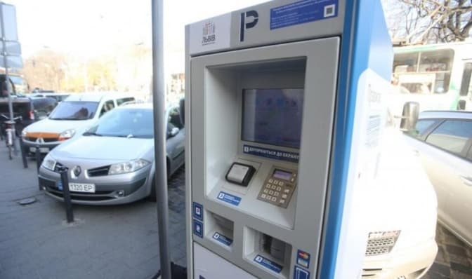 У Львові запрацював новий паркувальний майданчик. Де розташований і скільки коштує