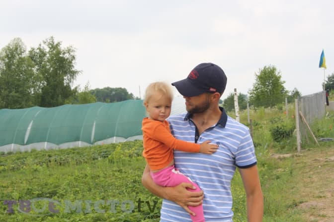 Полуничний король: як ветеран зі Львова створив власну ягідну ферму