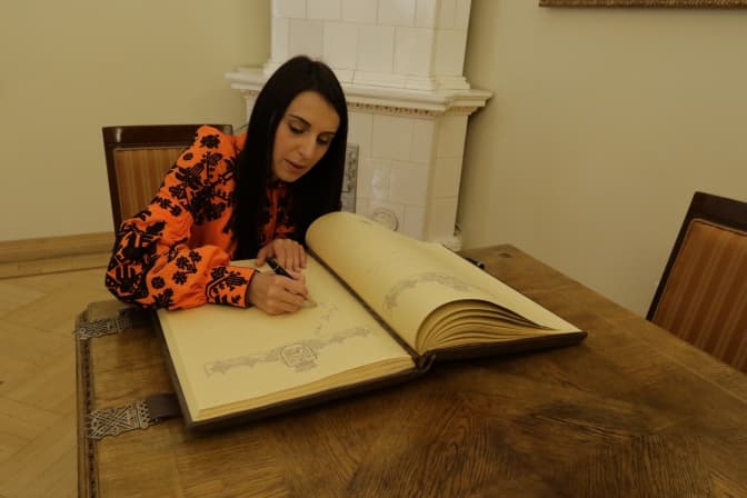 Сьогодні Джамала у Львові залишила запис у Книзі почесних гостей міста. Фото