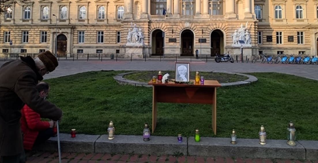 «Його світ був великим». Львів'яни прощаються з Іваном Вакарчуком
