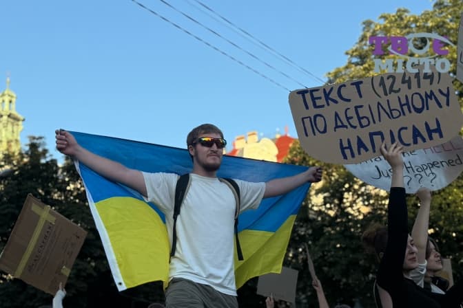 У Львові люди знову вийшли на акцію протесту та новий закон про «незалежність антикорупційних інституцій». Підсумки доби