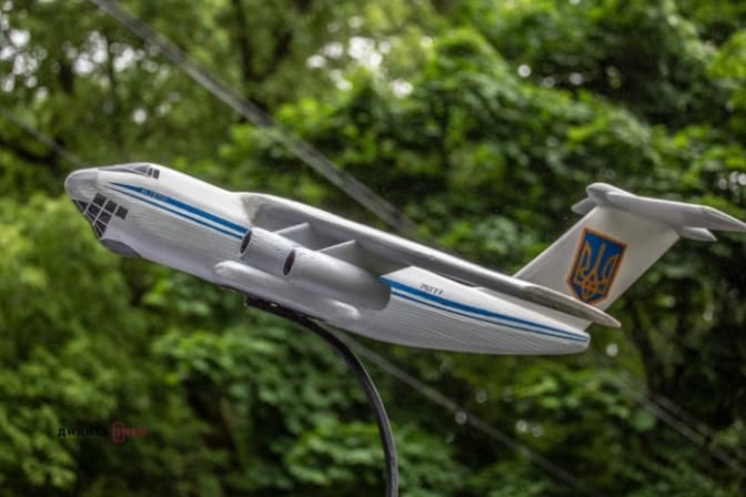 У Львівському парку культури встановили копію збитого літака Іл-76. Фото