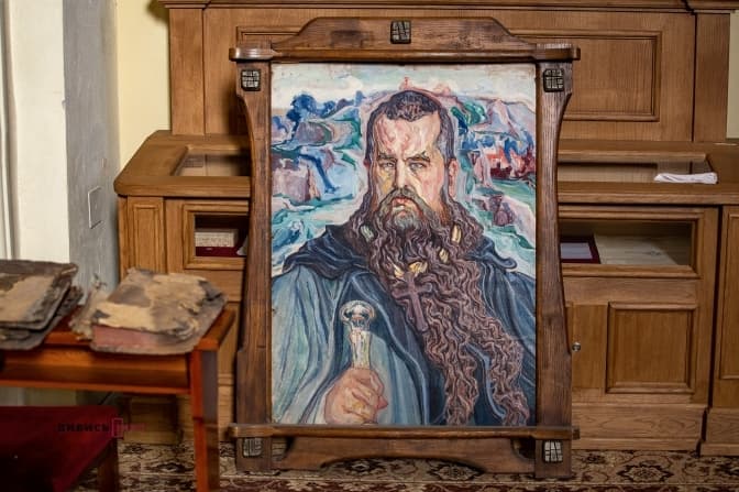 Портрет Шептицького на смітнику. Як священник у Львові рятує пам’ятки