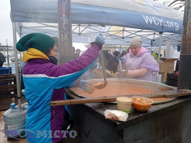 1200 порцій за пів години. Як біля Львівського вокзалу працює польова кухня
