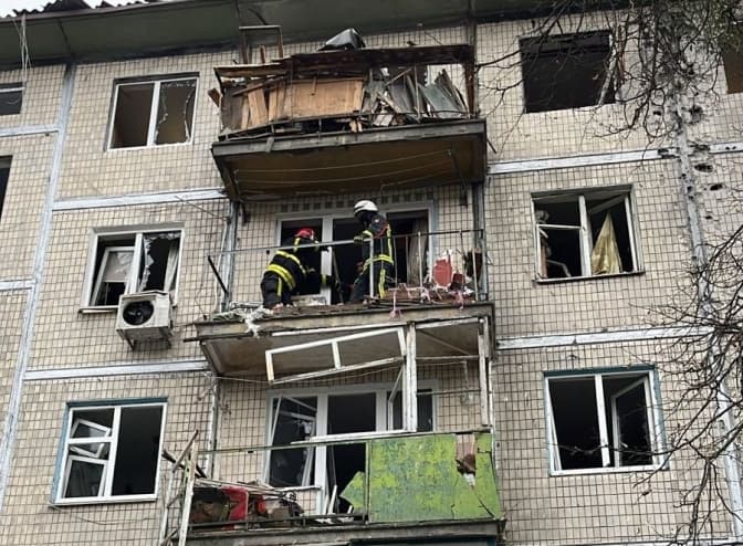Внаслідок російської атаки в Києві та області пошкоджені житлові будинки, загинула жінка є поранені