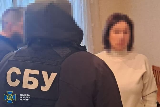 У Києві затримали колаборантку, яка впроваджувала російські «освітні стандарти» на Донеччині — СБУ