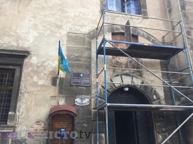 У Львові відреставрують стінопис на будівлі монастиря бернардинів. Фото
