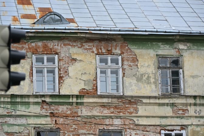 Працівники почали монтувати риштування біля фасаду театру