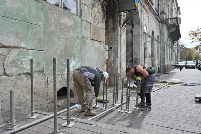 Працівники почали монтувати риштування біля фасаду театру