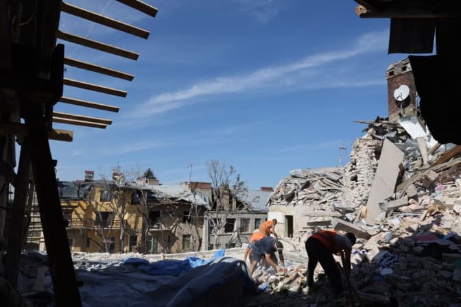 У Львові показали як чистять завали в будинку, що найбільше постраждав від ракет. Фото