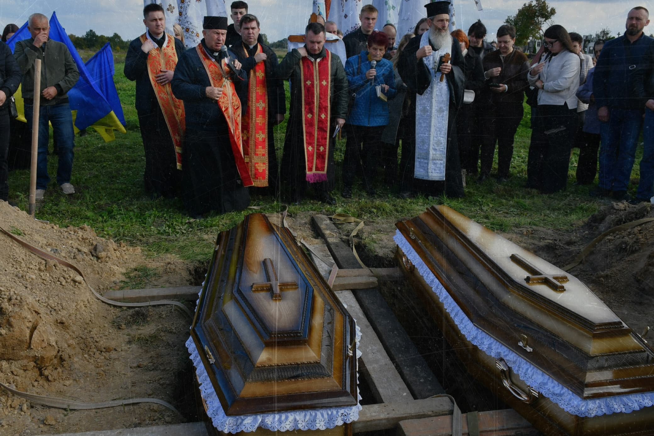 Прощання із загиблими в Лапаївці матір'ю та донькою / фото зі сторінки Зимноводівської сільради