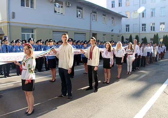 Зі Львова у Маріуполь передали 23-метровий вишитий рушник