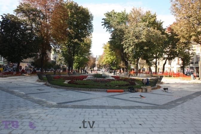 На проспекті Свободи у Львові триває ремонт тротуарів. Фото