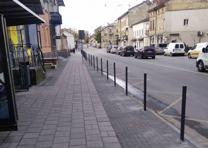 На вулиці Б. Хмельницького встановлять кілька сотень антипаркувальних стовпців