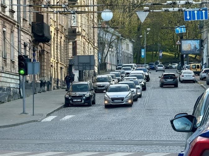 У Львові почали поновлювати дорожню розмітку