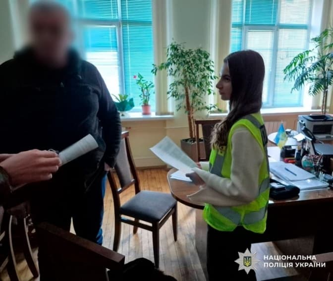 Посадовцю Подільської РДА оголосили підозру через невиплату допомоги дітям-сиротам