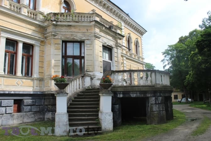 Як виглядає Палац Гредлів, в якому планують відкрити туристичний центр Карпат