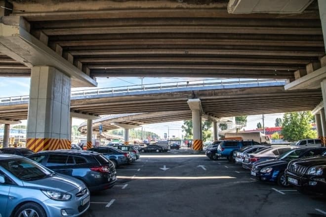 Кияни пропонують облаштувати паркінги біля кінцевих станцій метро. Петиція