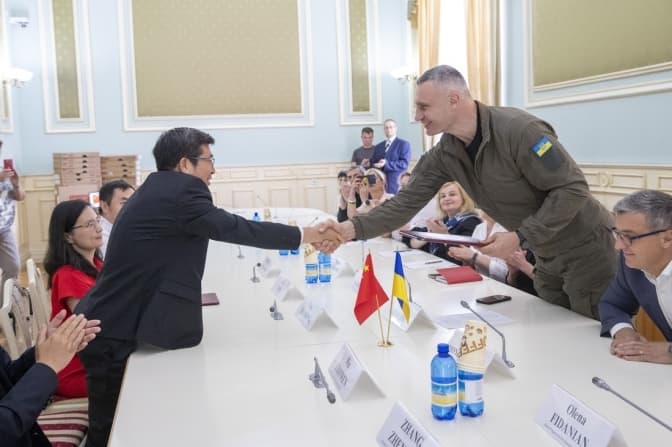Китайські міста-побратими Києва передали столичним школам понад 300 ноутбуків