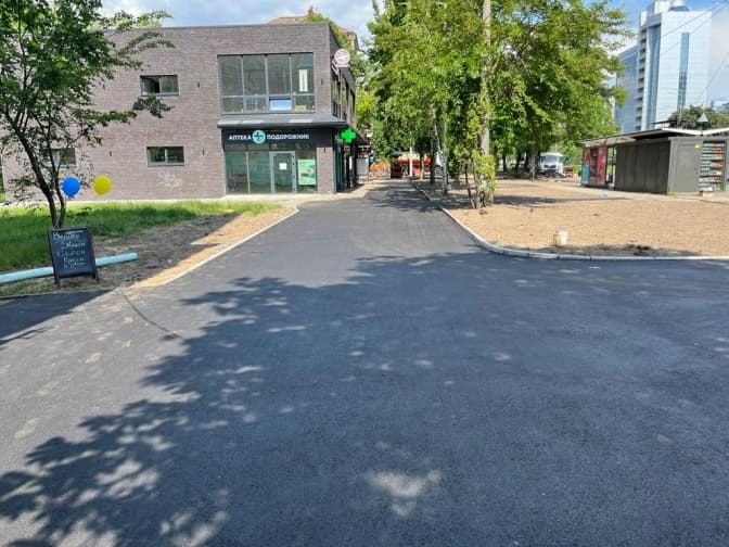 На виході зі станції метро «Берестейська» відремонтували тротуар й облаштували сквер