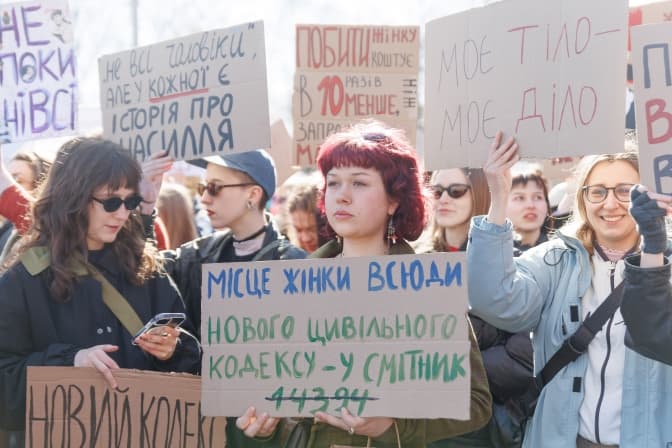 У центрі Києва відбувся Марш жінок: близько 3000 учасників говорили про права, безпеку та підтримку військових