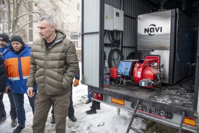 У Києві показали, як працює пансіонат для людей старшого віку, коли немає світла