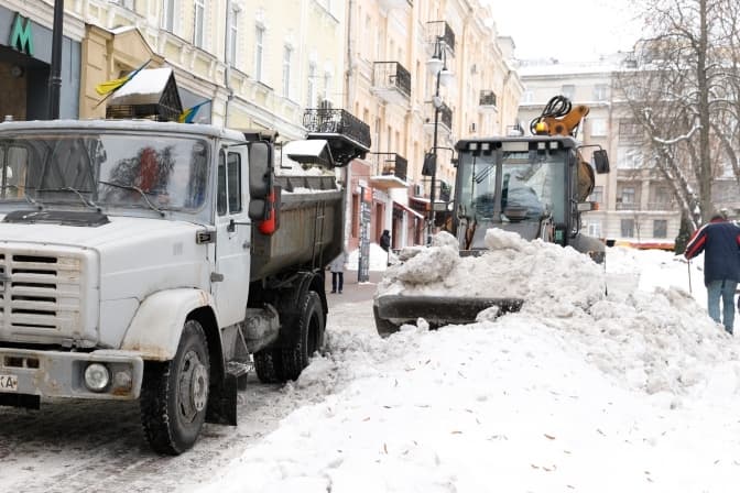 У столиці триває посилений контроль за прибиранням снігу та ожеледиці