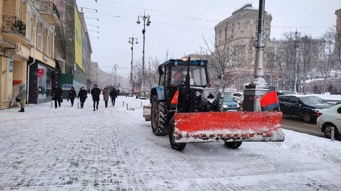 На вулицях Києва сніг прибирають майже 460 одиниць спецтехніки