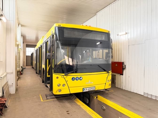 У Києві проводять планове техобслуговування автобусів