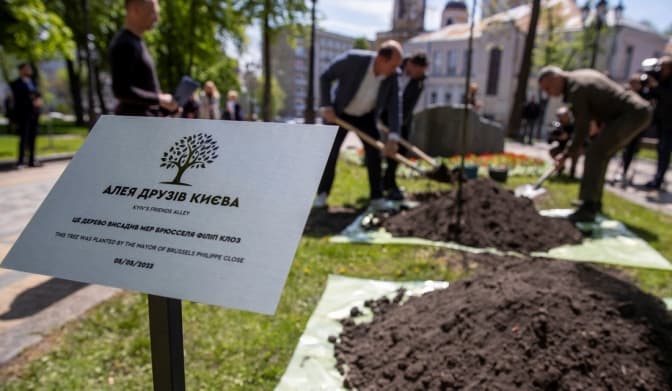 У столиці започаткували «Алею друзів Києва» на Володимирській гірці та вже висадили перші дерева
