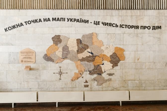 На станції метро «Золоті ворота» відкрили інтерактивну мапу України