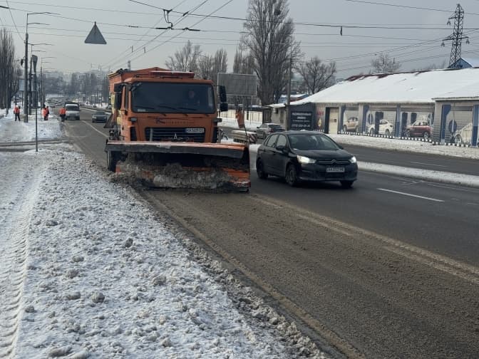 У столиці до зимового утримання доріг щоденно залучають близько 300 одиниць спецтехніки