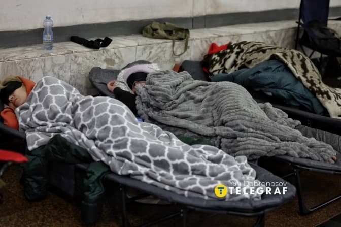 У київському метро за ніч укривалися понад 13 тисяч людей, серед них — майже 900 дітей