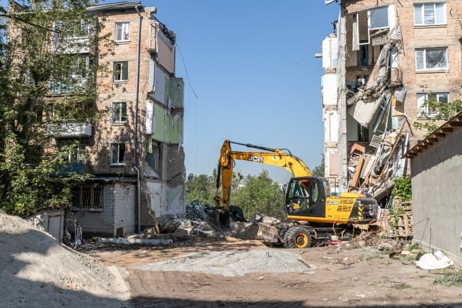Зруйнований російською ракетою будинок на Сирці відновлять