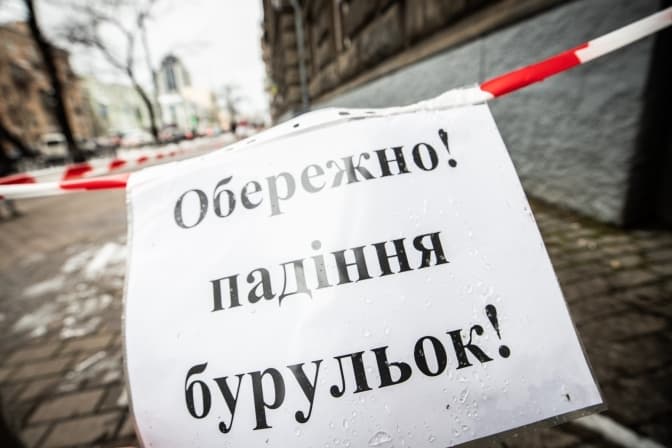 Киян попереджають про бурульки на дахах та закликають бути обережними
