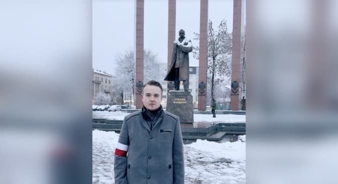 Проросійський політик із Польщі зняв провокативне відео біля пам'ятника Бандері у Львові