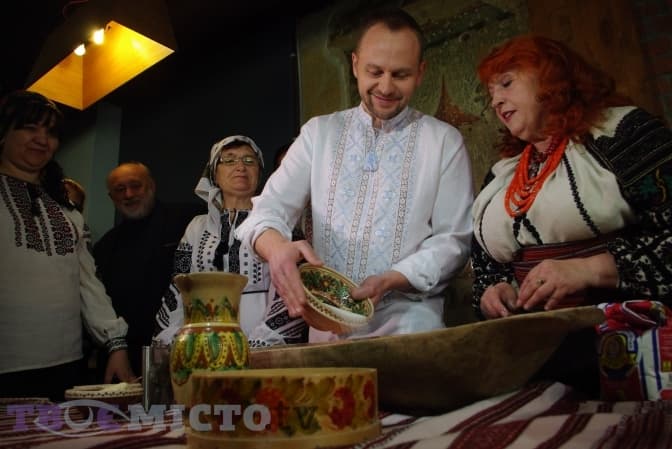 Як у Львові випікають паски для вояків на Сході. Фоторепортаж