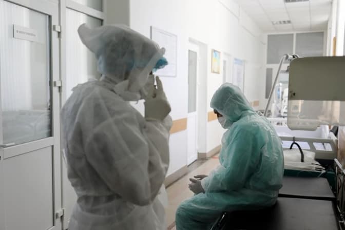 Інфікованим працівникам лікарень на Львівщині виплатять разову допомогу. Хто отримає