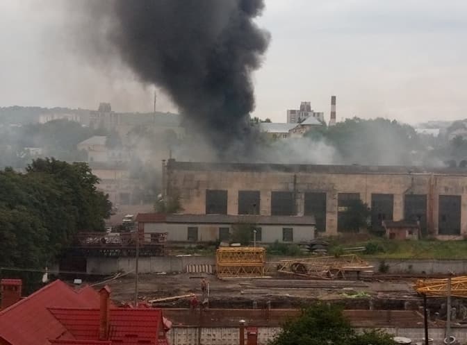 У Львові гасили пожежу на Інструментальному заводі. Фото, відео