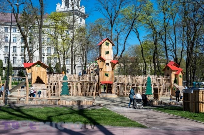 У парку Франка – новий дитячий майданчик. Чи безпечний він для дітей