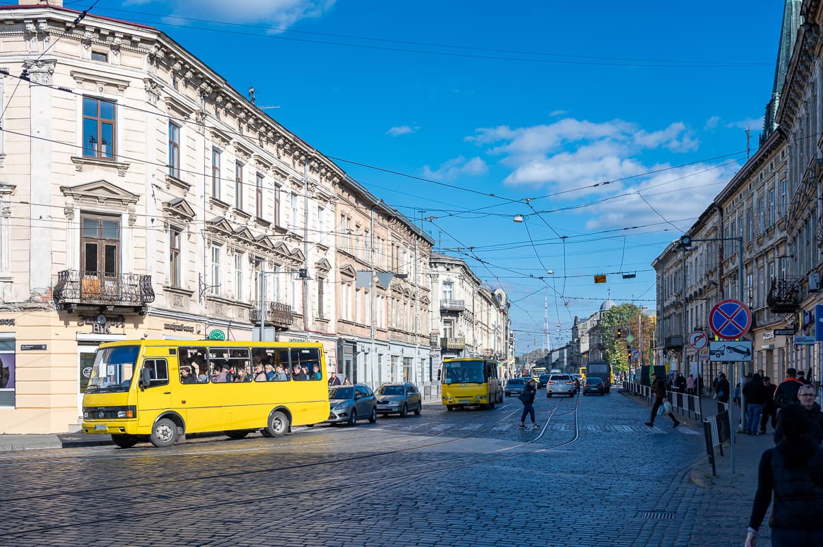 16-річний хлопець випав зі львівської маршрутки під час руху
