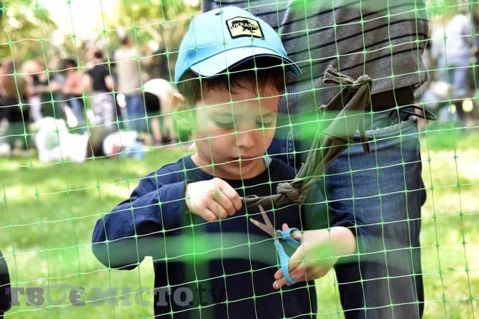 Понад 100 людей у парку «На Валах» плетуть сітки для військових. Фото