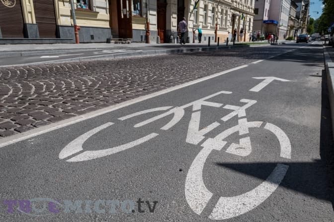 Як виглядає велодоріжка на відремонтованій вулиці Пекарській у Львові. Фото