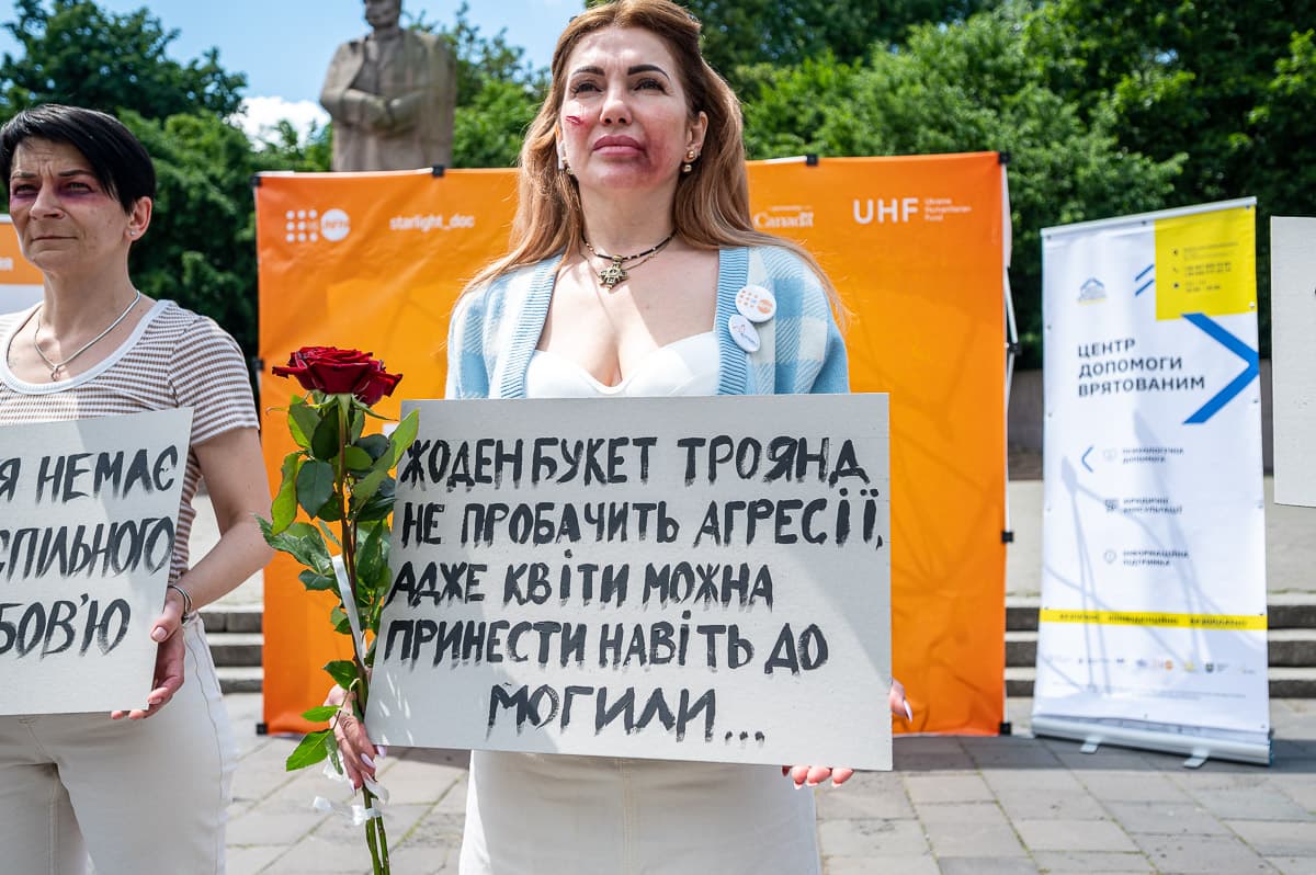 У Львові відбувся перформанс, щоб привернути увагу до домашнього насильства. Фото