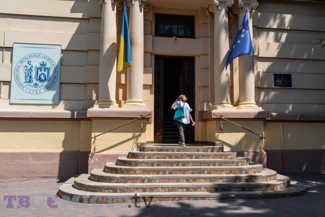 Як у Львові хочуть перейменувати університет і аеропорт, де у місті хочуть збудувати новий корпус лікарні та чоловіки українці в ЄС можуть втратити захист. Ключове за 5 червня