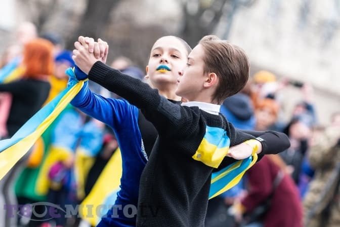 На площі перед Оперним театром у Львові відбувся благодійний танцювальний флешмоб. Фото