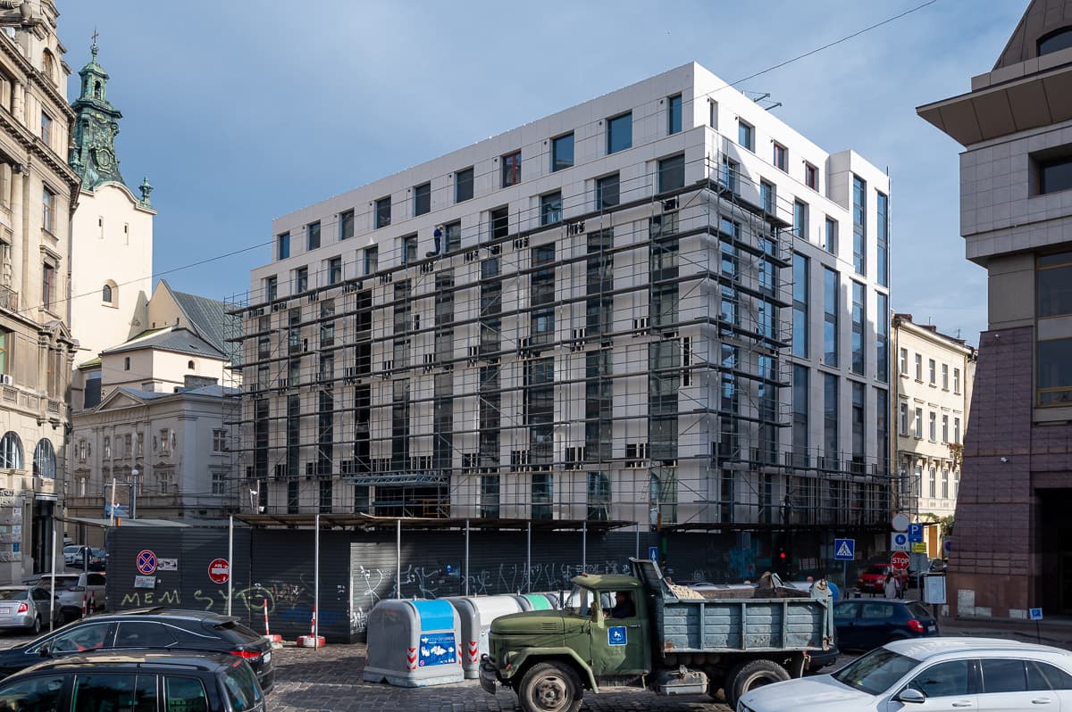 З готелю на площі Міцкевича у Львові зняли «завісу». Як він виглядає