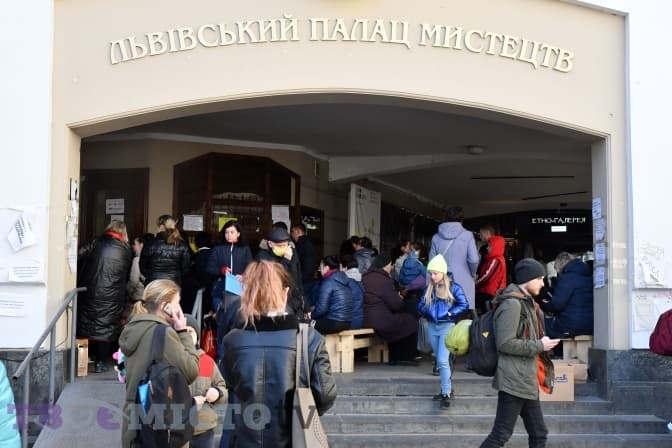 «Запаси скорочуються, а потреби є». Фоторепортаж з гуманітарного штабу на Коперника