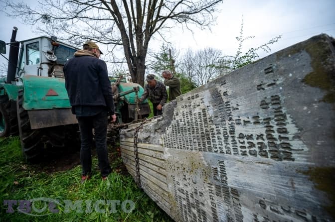 Як на Львівщині зносять радянські пам’ятники та хто відповість за руйнування вілли Люсії. Підсумки доби